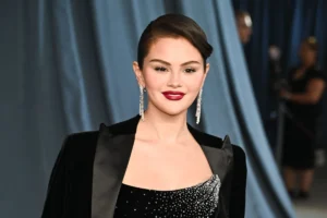 Selena Gomez Revives 90s Claw Clip Trend During Ulta Shopping Trip