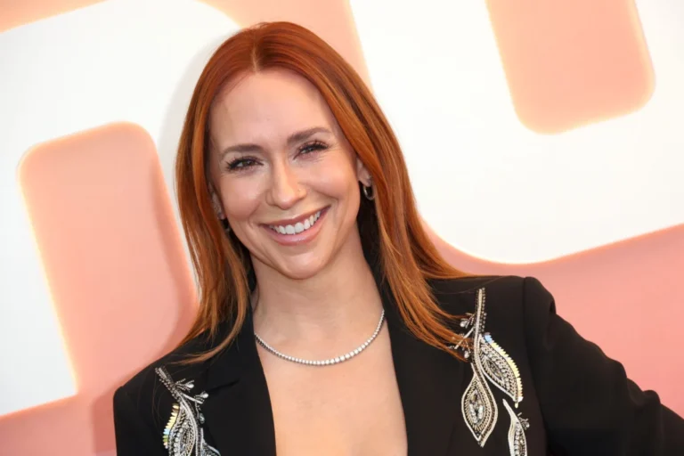 Jennifer Love Hewitt Unveils Striking Honey Blonde Transformation as She Embraces Hiatus Hair Change