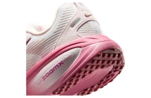 Nike Vomero 18 WMNS in White/Pearl Pink Embodies a Harmonious Blend of Performance Engineering and Contemporary Style for the Dedicated Female Runner