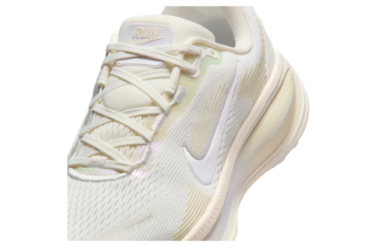 Nike Vomero 18 WMNS Summit White / Chalk Unveiled, Blending Sophisticated Aesthetics with Advanced Running Technology