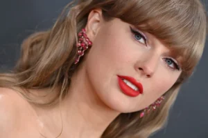 Taylor Swift’s Mint Green Manicure Signals a Chic Revival of a 2010s Trend