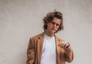 Mastering Men’s Thick, Wavy, and Unruly Hair: A Comprehensive Guide to Style and Management