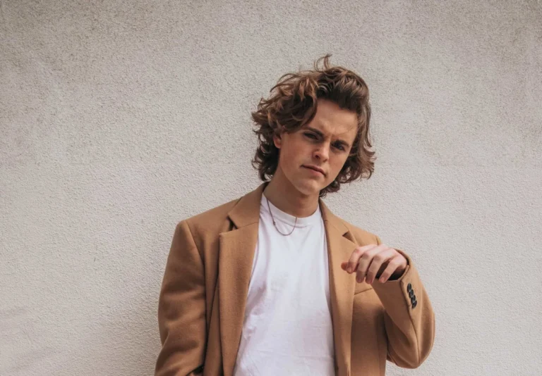Mastering Men’s Thick, Wavy, and Unruly Hair: A Comprehensive Guide to Style and Management