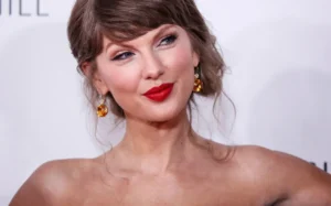 Taylor Swift Redefines the Cat-Eye with a Subtle, Grungy Twist for a Night at the Theatre