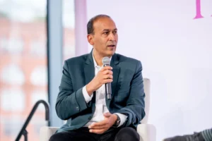 Poshmark Founder Manish Chandra Steps Down as CEO and Transitions to Board Role as Naver Executive Namsun Kim Takes the Helm.