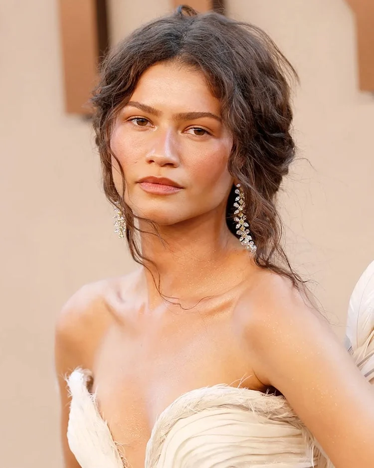 Zendaya Redefines Minimalist Beauty with Sun-Kissed Prada Beauty Look at The Odyssey New York Premiere