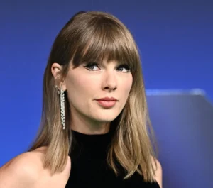 Taylor Swift Brings High-Fashion Manicure Trends to the 2026 MTV Video Music Awards Turquoise Carpet