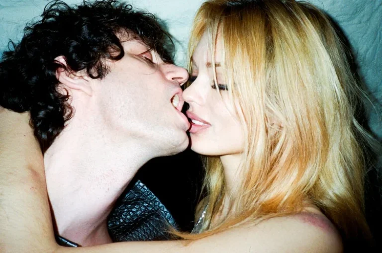 These candid photos capture intimate encounters across Paris